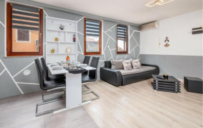 2 Bedroom Lovely Apartment In Pula